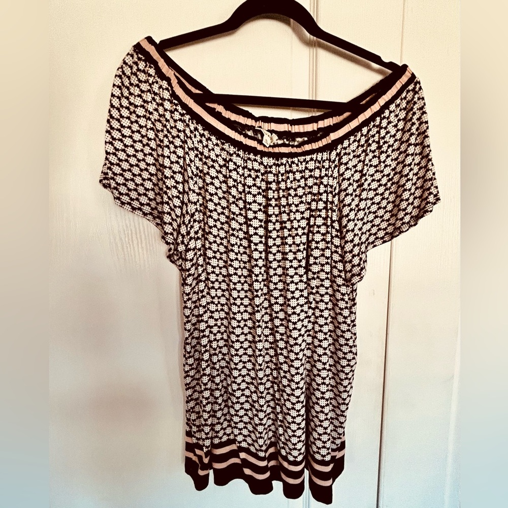 Max Studio short sleeve blouse. Size Xl. Pretty rose and black print.